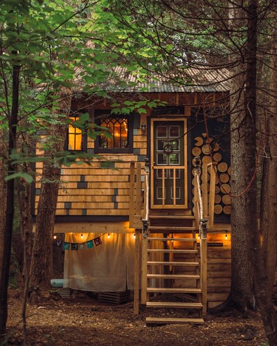 Streamside treehouse in the Vermont forest with access to sauna