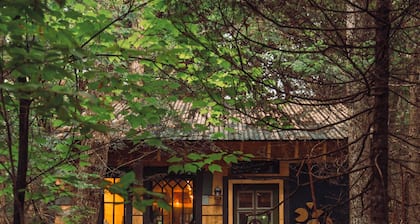 Streamside treehouse in the Vermont forest with access to sauna