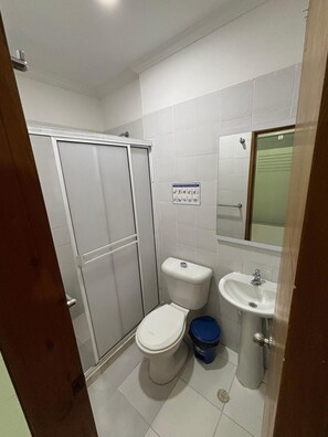Serviettes fournies, papier toilette