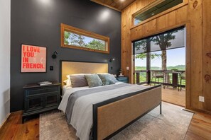 3 bedrooms, desk, travel crib, free WiFi