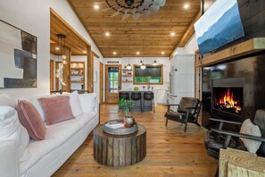 Smart-TV, Kamin, Bücher