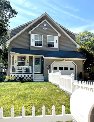 Enjoy Niantic, Giants Neck Heights Beach 0.7 miles from this 3BR, 2.5BA home!