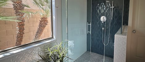 Een douche, een haardroger, handdoeken, zeep
