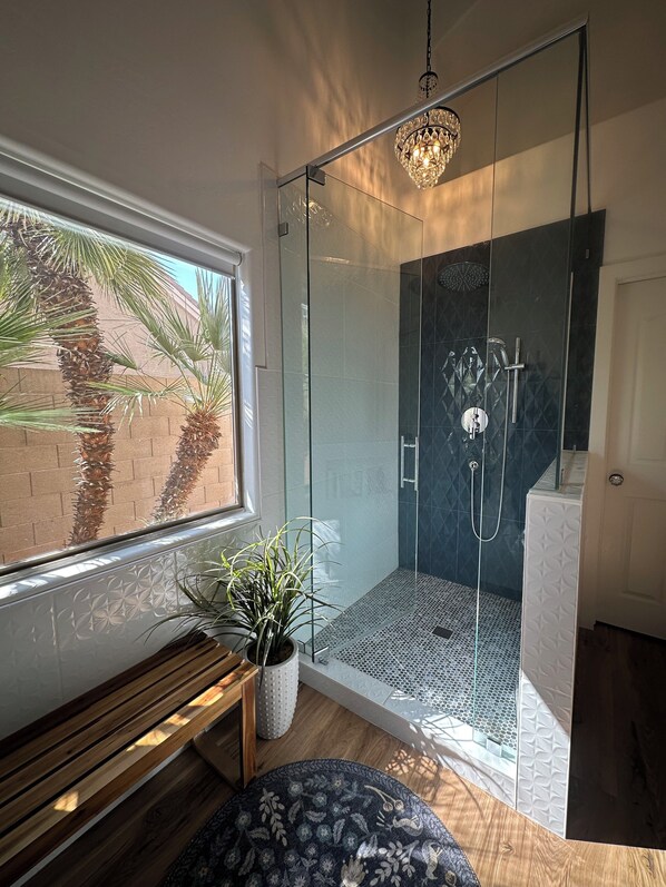 Dusche, Haartrockner, Handtücher, Seife