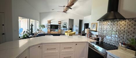 Een magnetron, een oven, een kookplaat, een vaatwasser