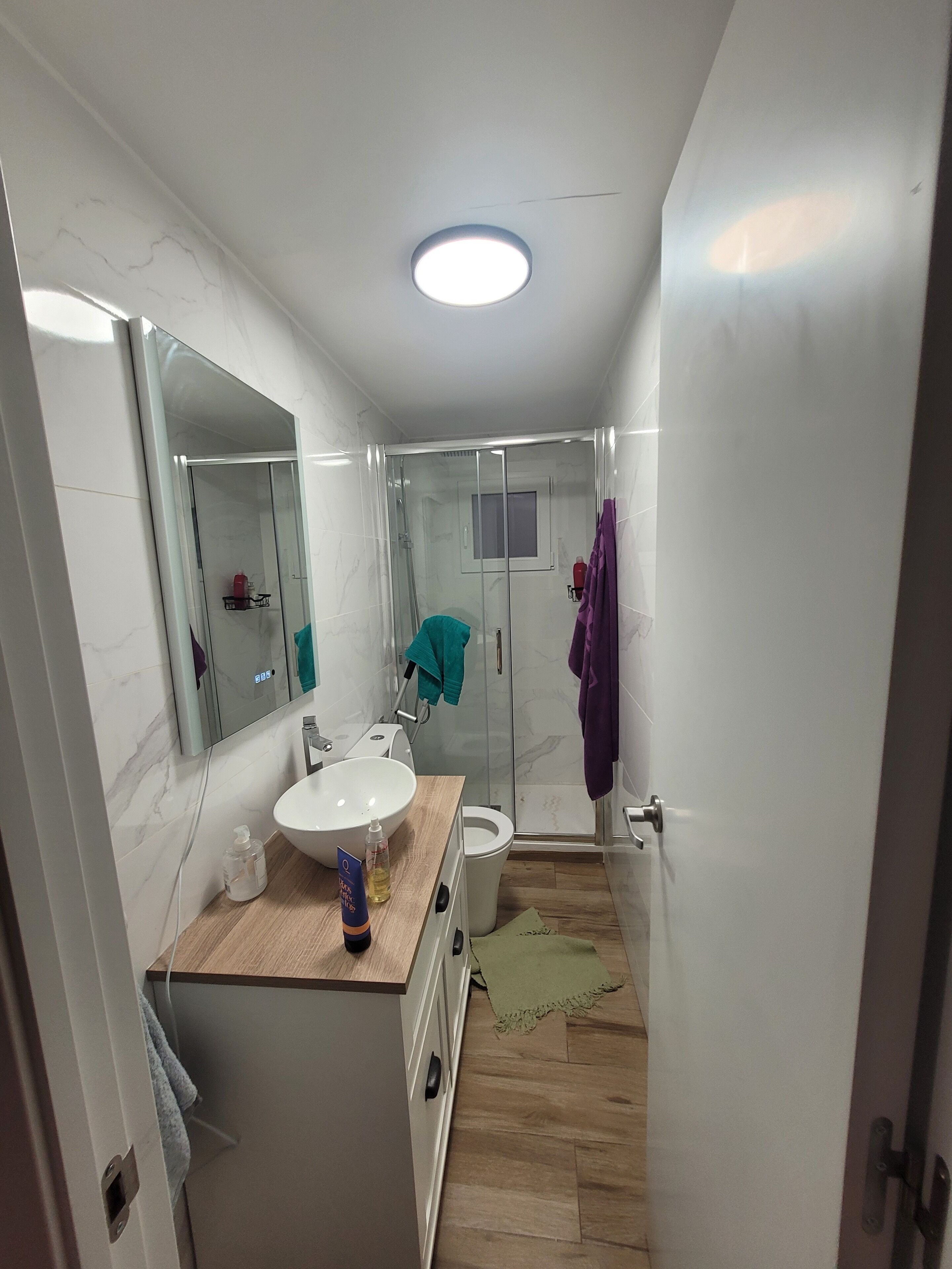 Ducha, bañera de hidromasaje, secador de pelo y toallas