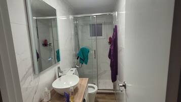 Ducha, bañera de hidromasaje, secador de pelo y toallas
