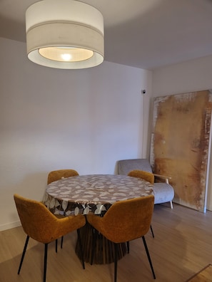 Dining - Spacious Apartment in Barcelona available for the summer! (Barcelona)