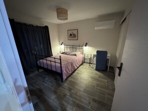 1 slaapkamer, een strijkplank/strijkijzer, wifi, beddengoed