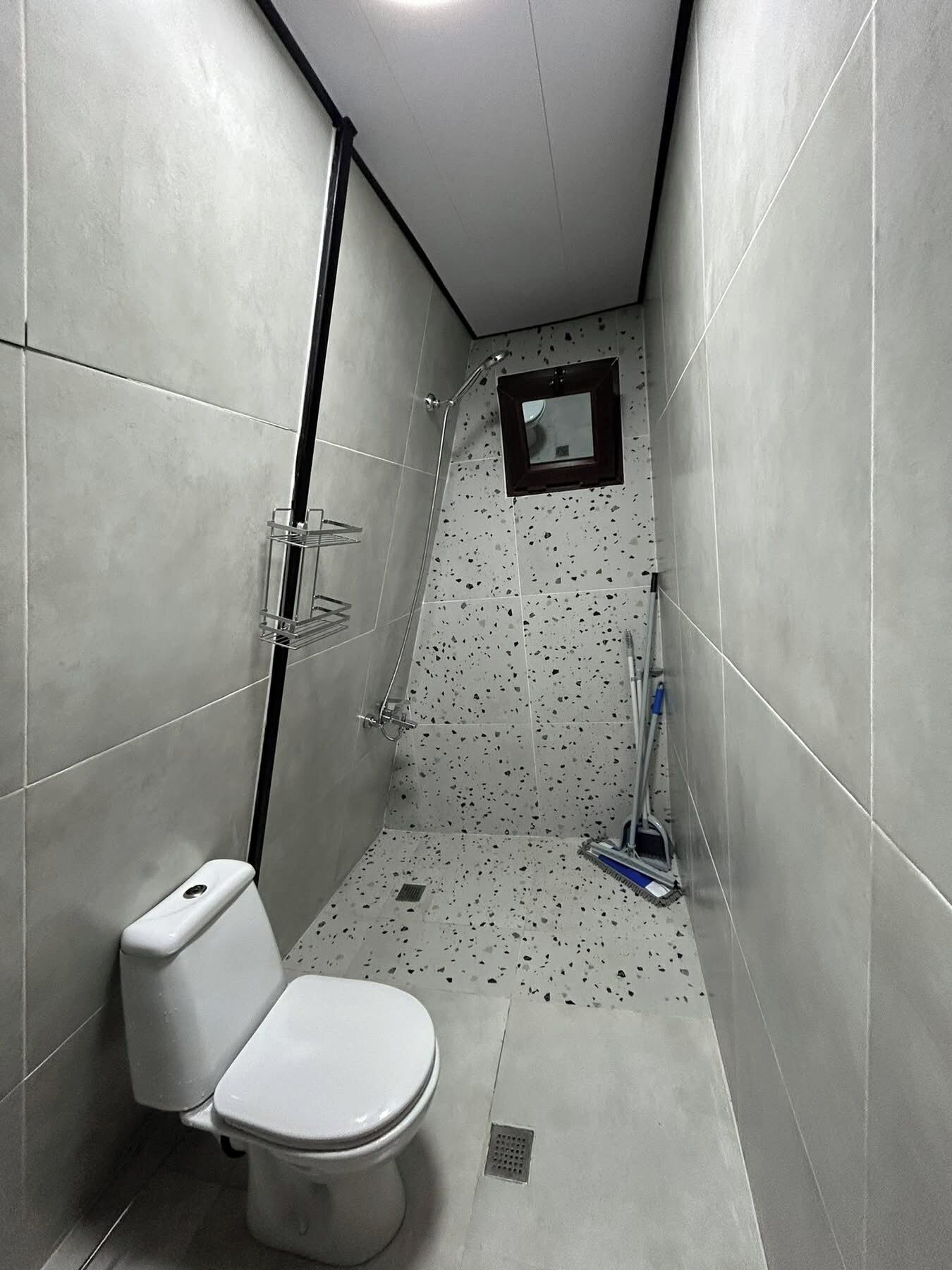 Haartrockner, Handtücher, Seife, Toilettenpapier