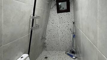 Haartrockner, Handtücher, Seife, Toilettenpapier