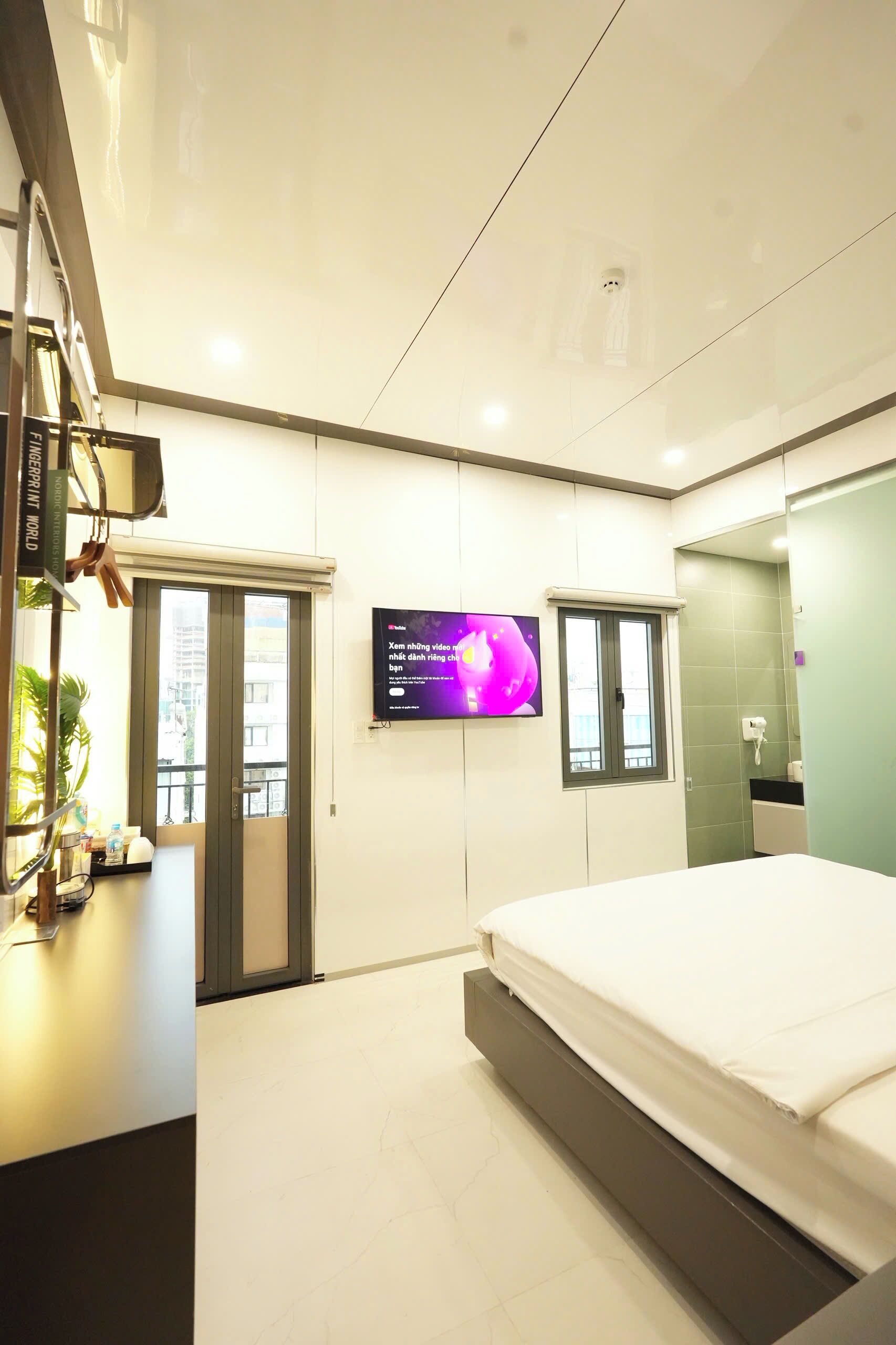 Minibar, escritorio, espacio para trabajar con laptop y wifi gratis 