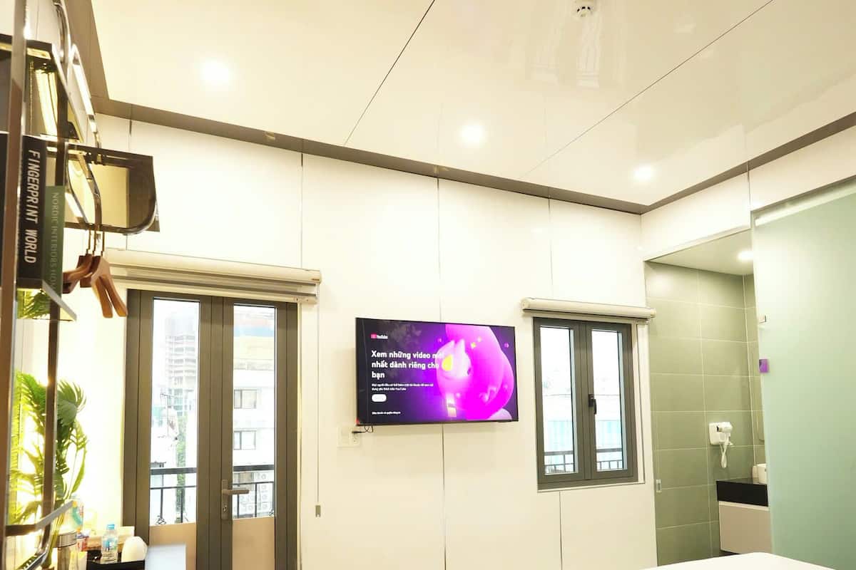 Minibar, escritorio, espacio para trabajar con laptop y wifi gratis