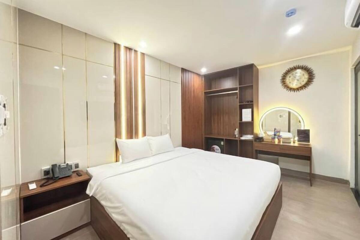 Una scrivania, postazione laptop, Wi-Fi gratuito, lenzuola