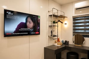 Minibar, bàn, khu vực làm việc phù hợp cho laptop