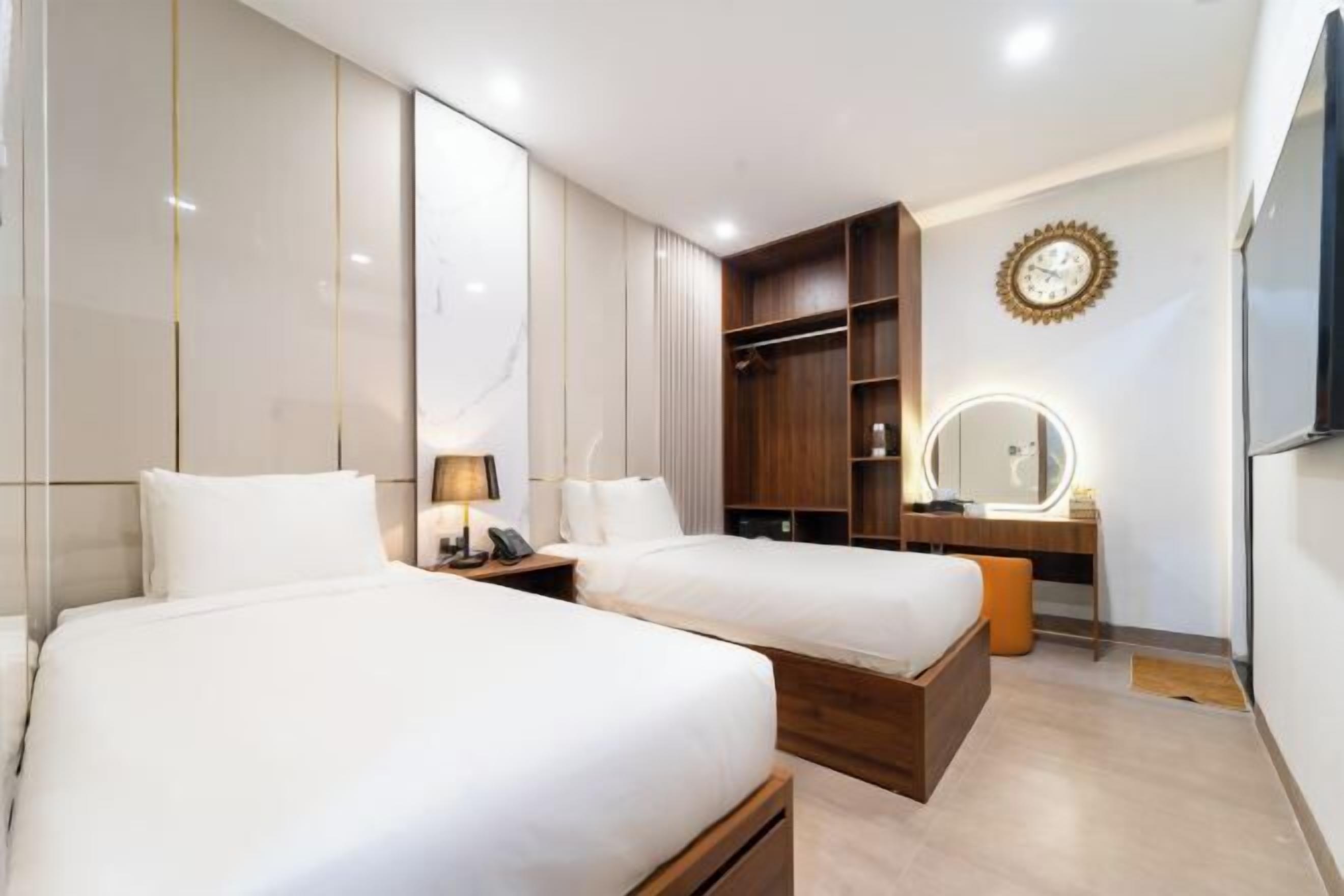 مكتب ومساحة عمل للكمبيوتر المحمول وواي فاي مجانًا وملاءات أسرّة