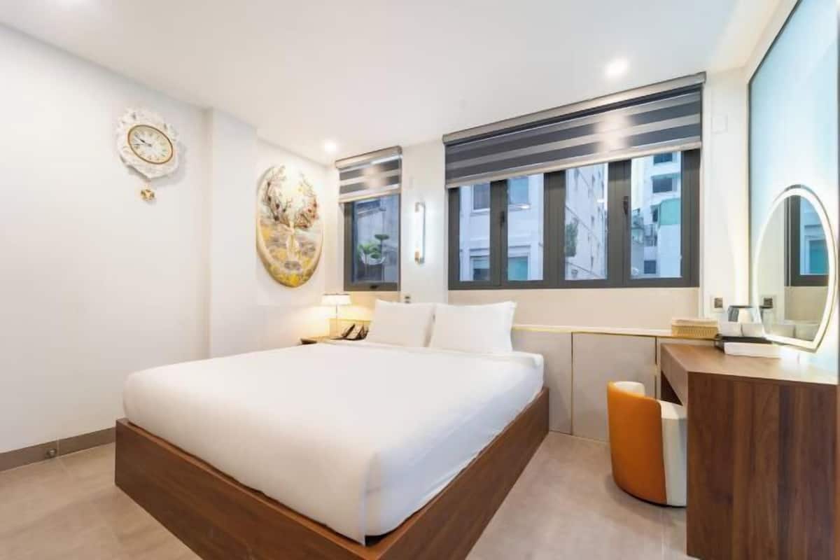 Una scrivania, postazione laptop, Wi-Fi gratuito, lenzuola