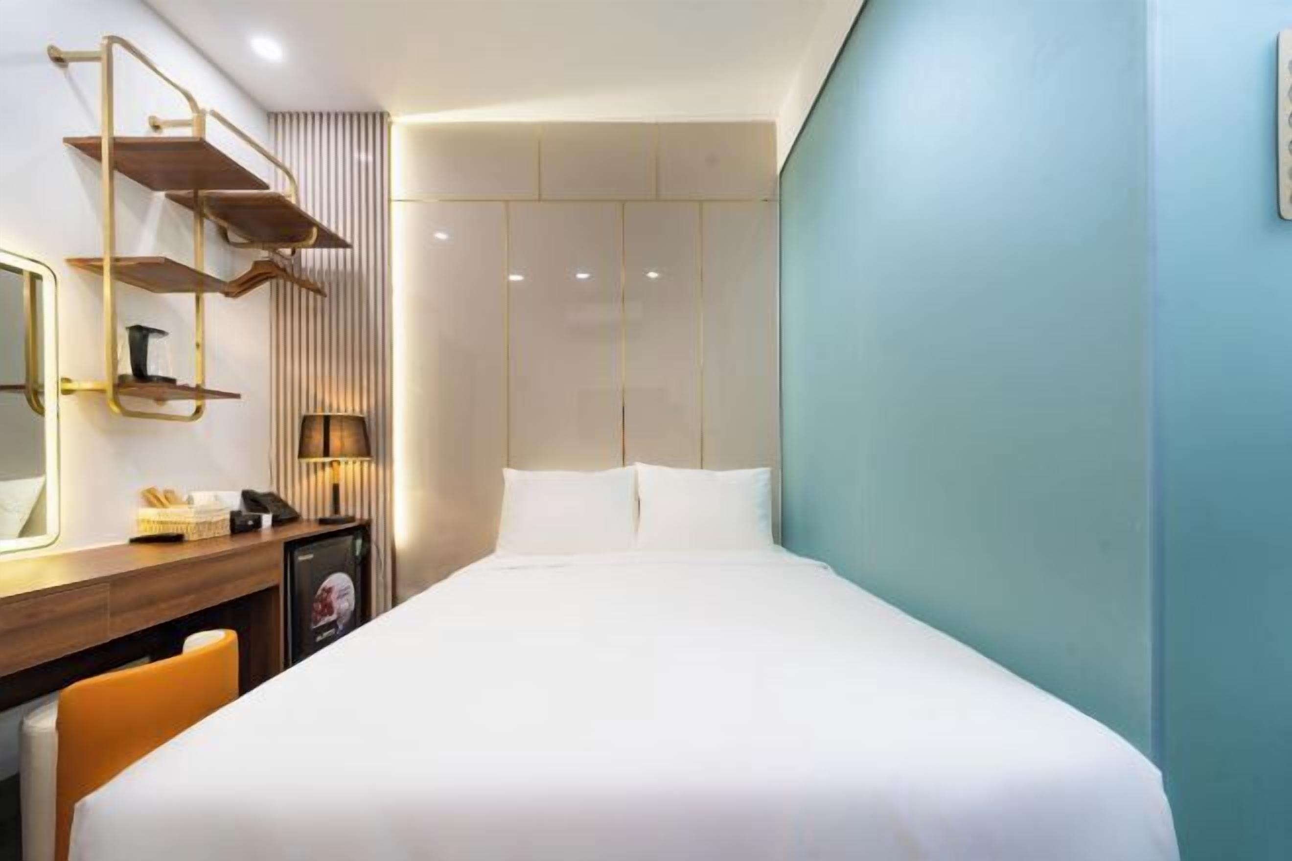 مكتب ومساحة عمل للكمبيوتر المحمول وواي فاي مجانًا وملاءات أسرّة