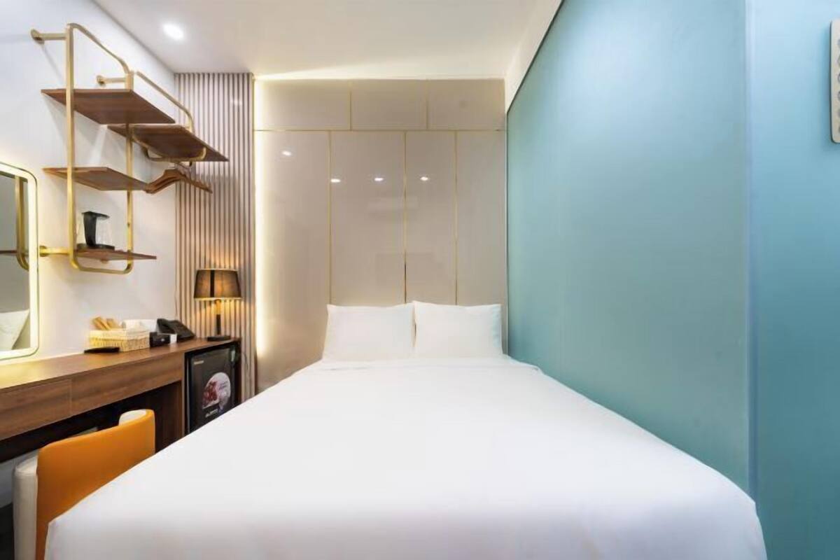 Una scrivania, postazione laptop, Wi-Fi gratuito, lenzuola