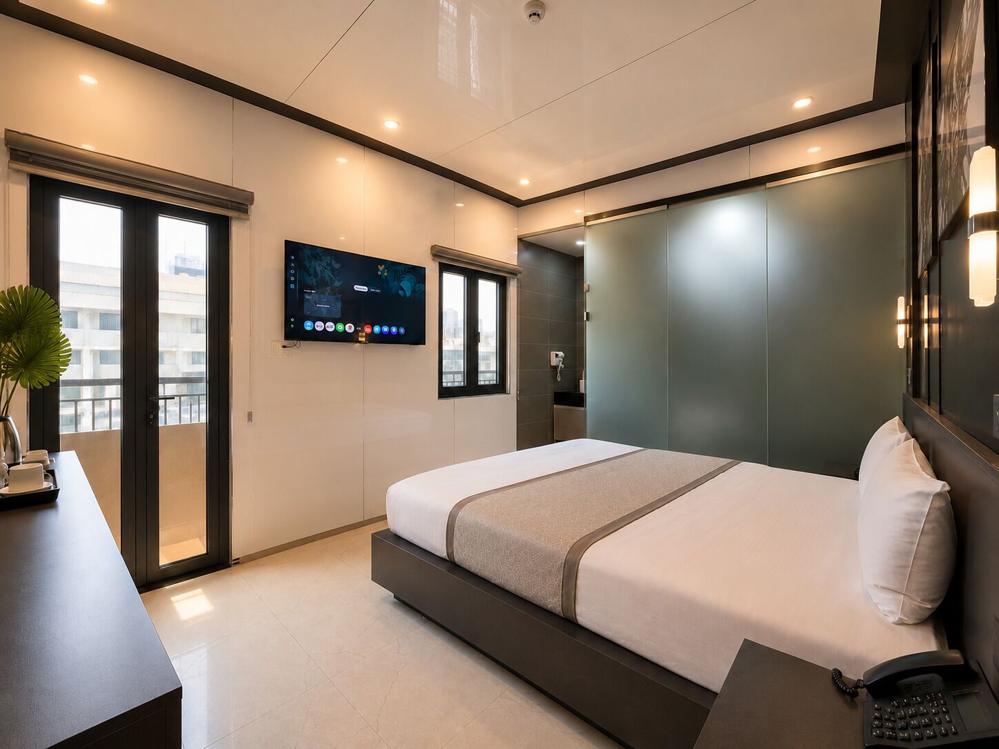Habitación de diseño doble, balcón, vistas a la ciudad | Minibar, escritorio, espacio para trabajar con un portátil y wifi gratis