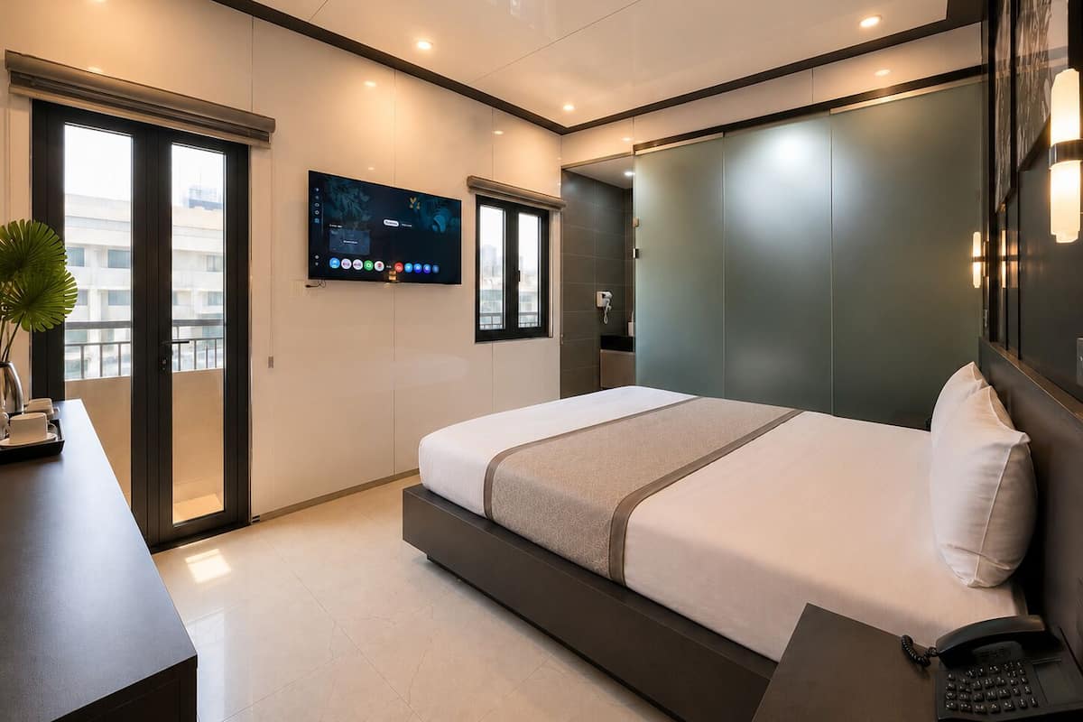 Habitación doble de diseñador, balcón, vista a la ciudad | Minibar, escritorio, espacio para trabajar con laptop y wifi gratis