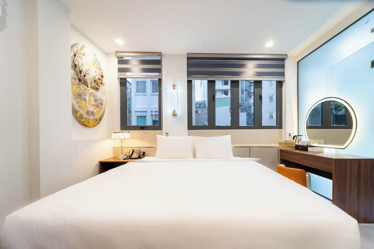 Doppia Deluxe, vista città | Una scrivania, postazione laptop, Wi-Fi gratuito, lenzuola