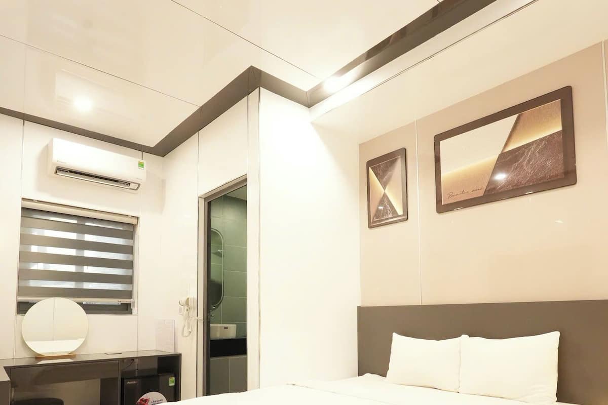 Minibar, escritorio, espacio para trabajar con laptop y wifi gratis