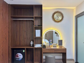 Luxury Double Room | Desk, laptop workspace, free WiFi, bed sheets - Golden Lunar (Ho Chi Minh City)