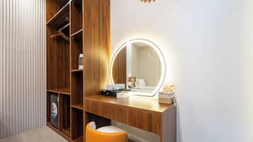Deluxe Twin Room | Desk, laptop workspace, free WiFi, bed sheets