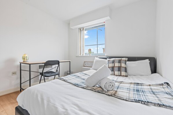 2 habitaciones, tabla de planchar con plancha, wifi y ropa de cama