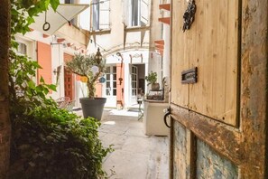 Exterior detail - Suite Bali ★ Balneo DUOLOVE Romantique & Spa Privé | Centre Carpentras Provence (Carpentras)