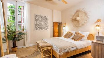 1 chambre, bureau, fer et planche à repasser, lit parapluie