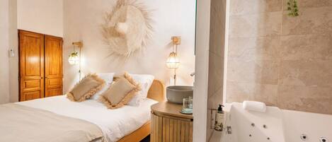 1 habitación, escritorio, tabla de planchar con plancha y cuna de viaje