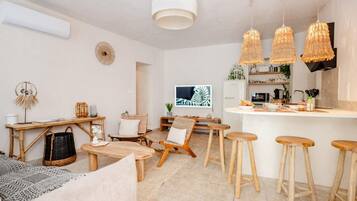 TV connectée, livres, espaces bureaux