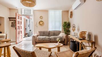 TV connectée, livres, espaces bureaux