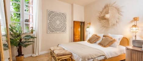 1 habitación, escritorio, tabla de planchar con plancha y cuna de viaje