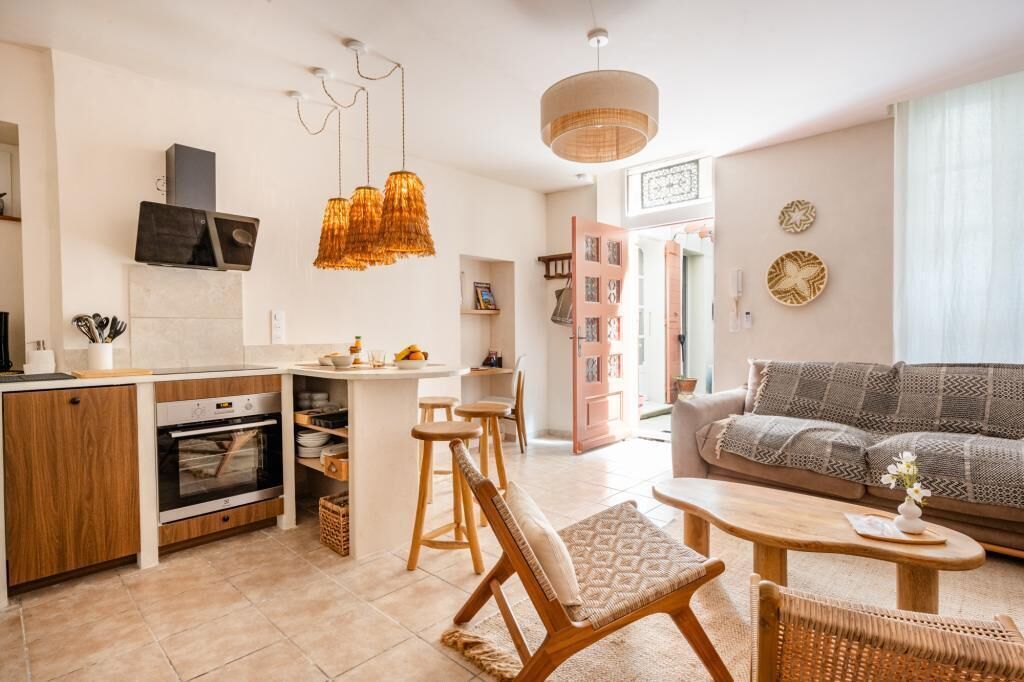 Smart TV, books, offices