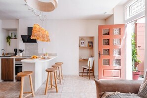 Fridge, microwave, oven, stovetop - Suite Bali ★ Balneo DUOLOVE Romantique & Spa Privé | Centre Carpentras Provence (Carpentras)