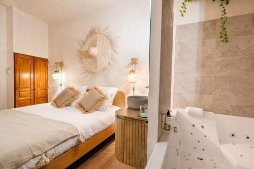 Suite Bali ★ Balnéo DUOLOVE Romantique & Spa Privé | Centre Carpentras Provence