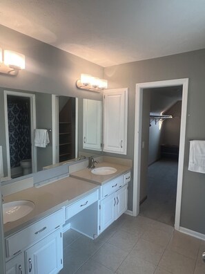 Suihku, poreamme, pyyhkeet, saippua