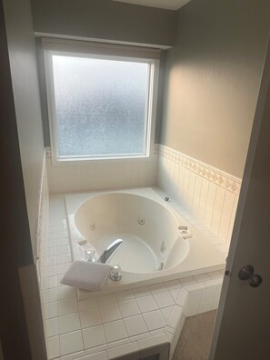 Suihku, poreamme, pyyhkeet, saippua