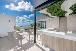 Outdoor dining - Modern & Cozy Studio w/ Rooftop Pool & Gym (Playa del Carmen)