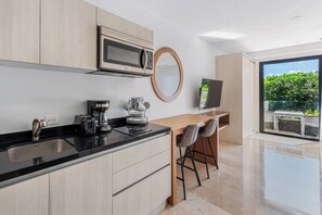 Refrigerador, microondas, parrilla de estufa y cafetera y tetera 