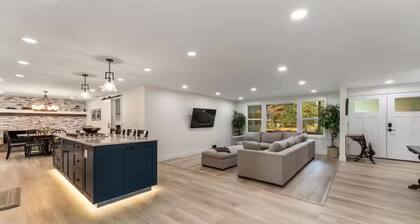 Beautifully remodeled, spacious 4-bedroom house in peaceful Eugene with WiFi, AC