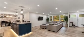 Beautifully remodeled, spacious 4-bedroom house in peaceful Eugene with WiFi, AC