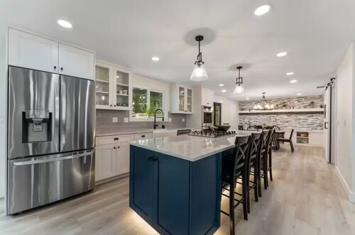 Beautifully remodeled, spacious 4-bedroom house in peaceful Eugene with WiFi, AC