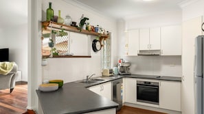 Toaster, cookware/dishes/utensils