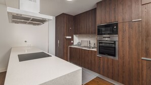 Comfort Suite | Private kitchen | Full-sized fridge, microwave, oven, stovetop - Duo Berna Stay in Lisbon (Lisbon)