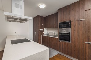 Comfort-sviitti | Yksityinen keittiö | Täysikokoinen jääkaappi, mikroaaltouuni, uuni, liesi