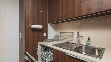 Suite Confort | Cocina privada | Frigorífico grande, microondas, horno y placa de cocina